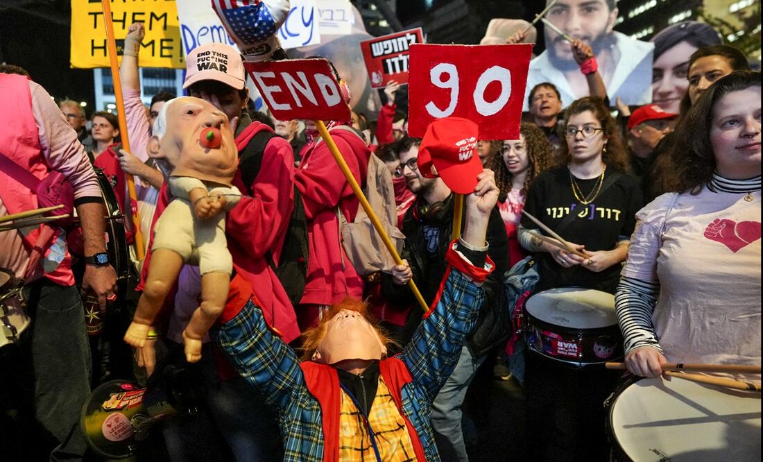 Cientos de personas se concentran en Tel Aviv, Israel, el 25 de enero de 2025, en protesta para que se saque de Gaza a todos los rehenes. EFE