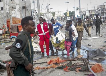 Al menos 9 muertos por explosión de dos coches bomba en Somalia