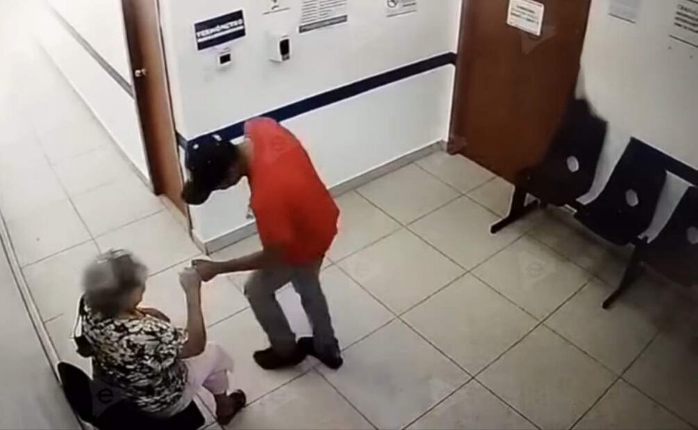 Antes de atacar a la doctora, el agresor entabla una pequeña conversación con una adulta mayor (17/07/2025). Foto: Especial