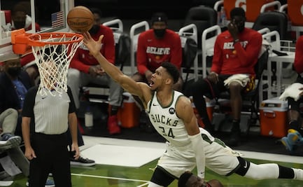 Los Bucks aplastaron a los Hawks y empataron la serie 