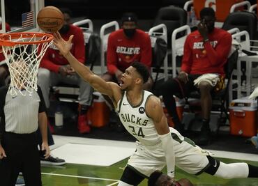 Los Bucks aplastaron a los Hawks y empataron la serie