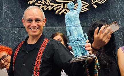 Hugo López-Gatell recibe premio Carlos Montemayor; reconocen su compromiso por un cambio social