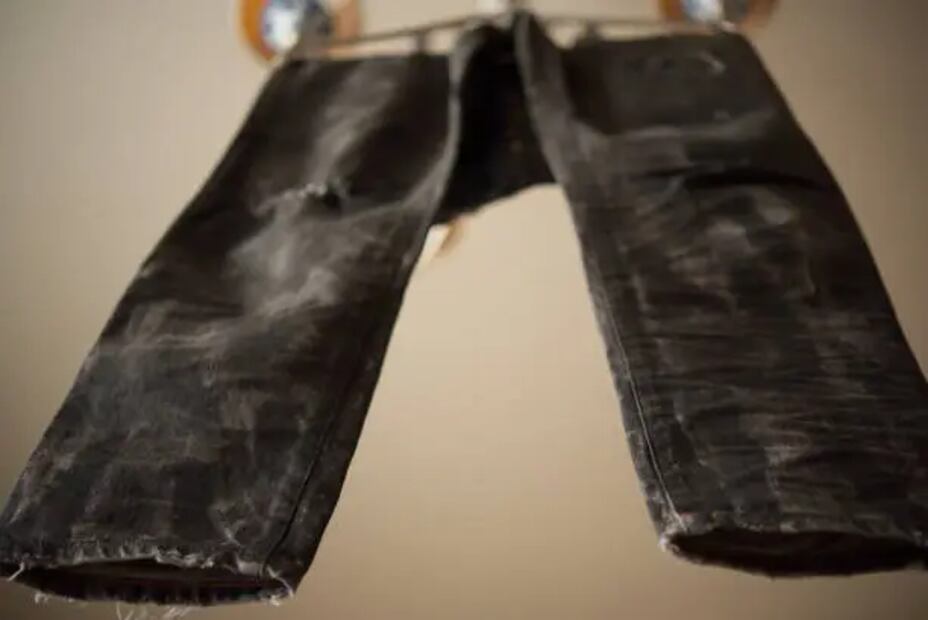 Para que tus jeans negros se conserven mejor, se recomienda seguir las instrucciones de lavado de su etiqueta. Foto: Unsplash
