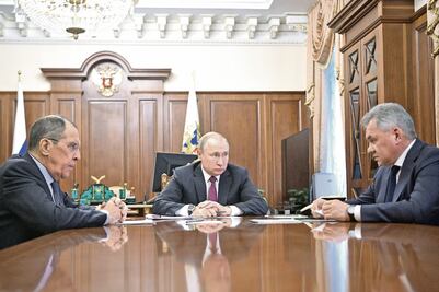 Rusia responde a Washington y suspende pacto nuclear