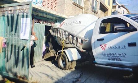 Pipa de gas choca contra vivienda en Iztapalapa; una persona resulta lesionada