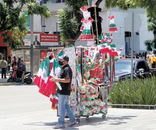 Los vendedores de banderas se mudan a Juárez