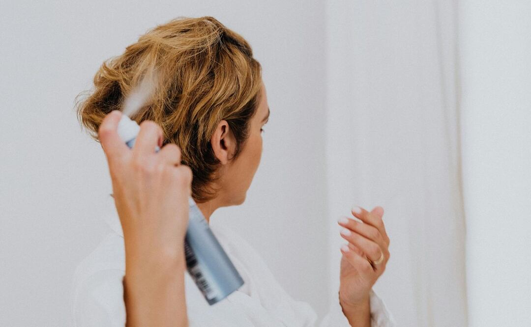 La laca para el cabello tiene más usos fuera del salón de belleza. Foto: Pexels