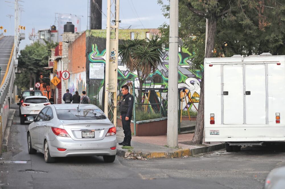 En la esquina donde solían atracar los menores está un agente de la SSP y patrullas realizan vigilancia permanente en el sitio. Foto: VALENTE ROSAS. EL UNIVERSAL