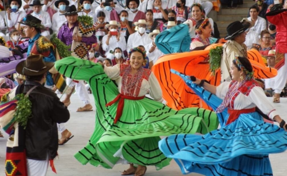 Vibran más de 12 mil almas con regreso de bailes, música, ofrendas y tradición de la Guelaguetza a Oaxaca