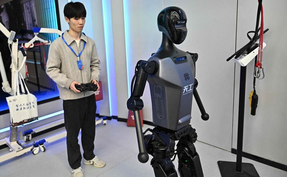 Un robot humanoide llamado Tiangong camina sobre la arena mientras demuestra sus habilidades. (19/04/25) Foto: AFP