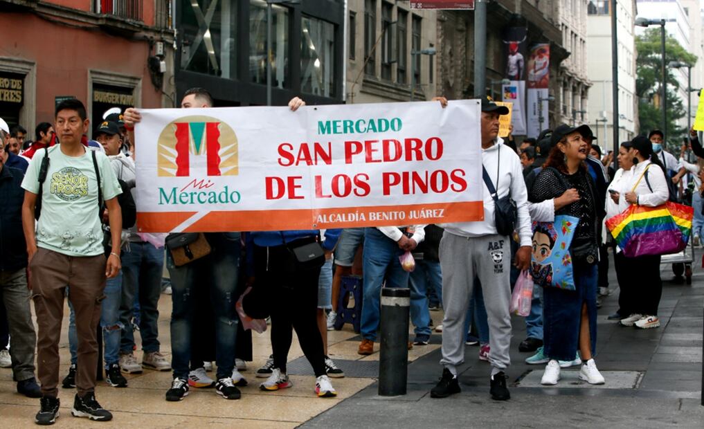 Locatarios de distintos mercados públicos de la capital marcharon al Congreso capitalino, para exigir a los diputados "un alto al abasto popular". Foto: Darío Luna/EL UNIVERSAL