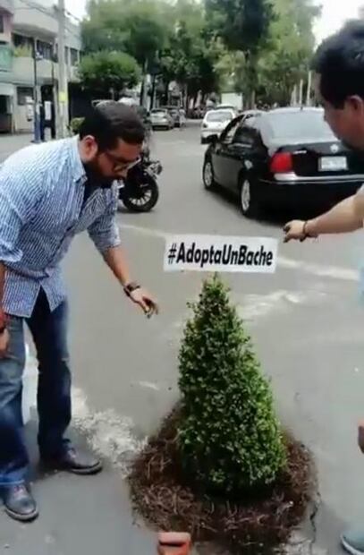 Exhibe Víctor Romo baches en la Miguel Hidalgo