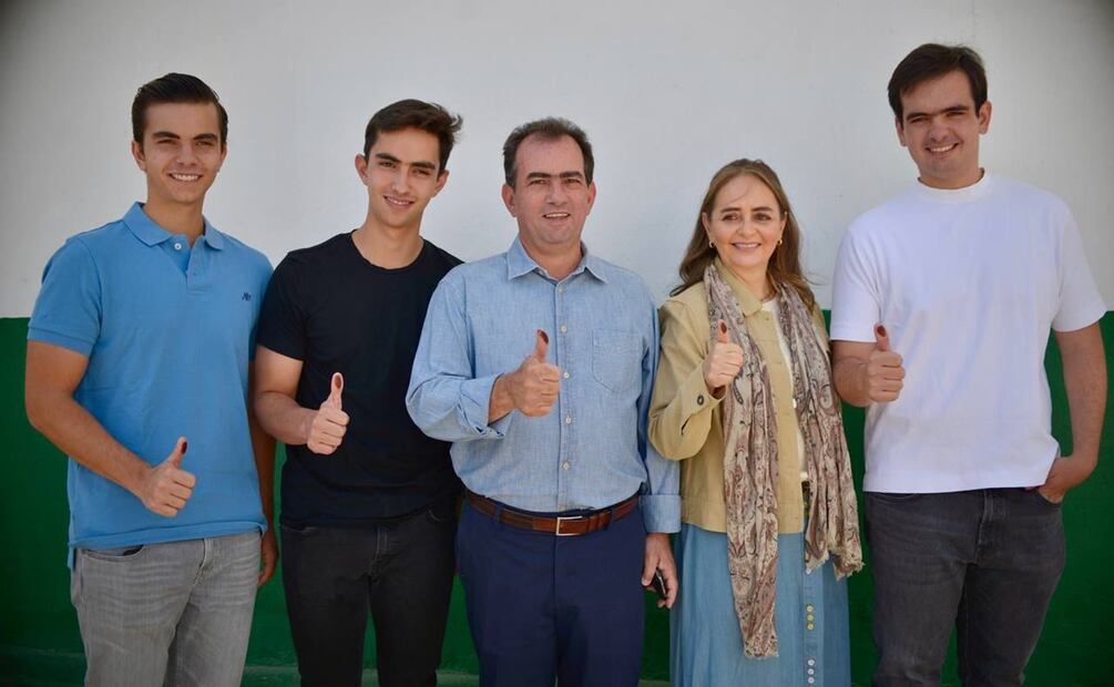 El candidato a la gubernatura de la coalición PRI-PAN-PRD, Jose Yunes Zorrilla, acudió a emitir su voto acompañado de su familia. Foto: Especial