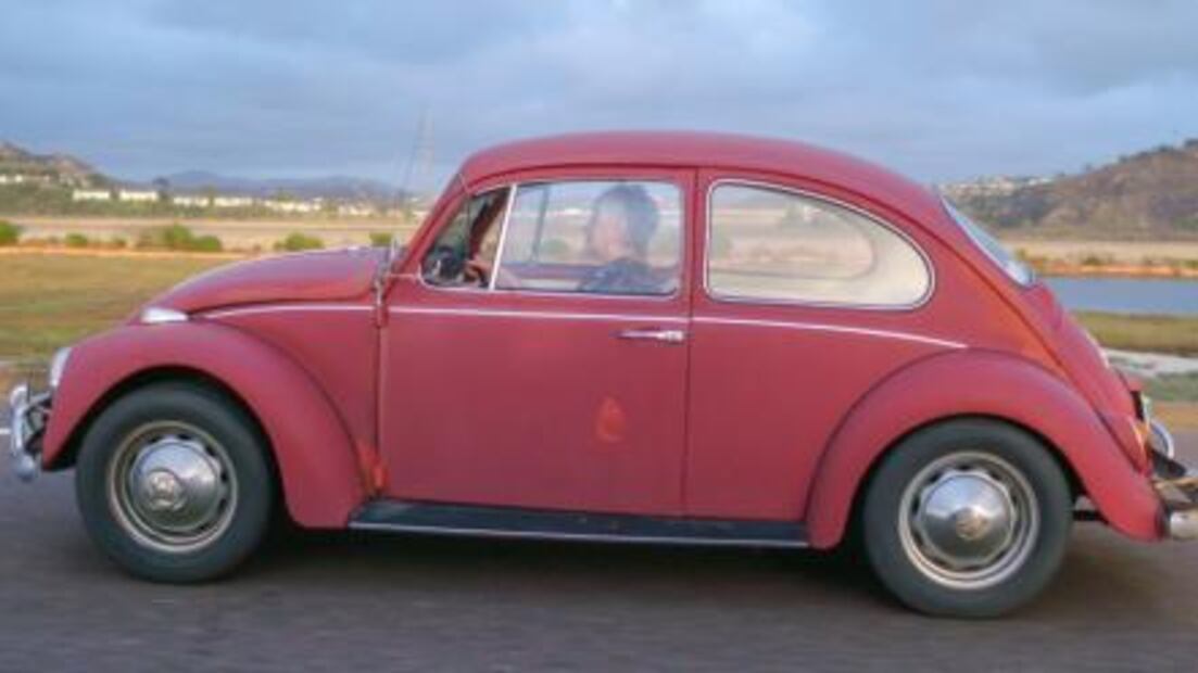 Compró un “Vocho” hace 48 años y Volkswagen se lo restaura gratis