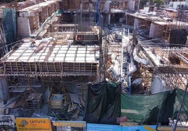 Se desploma grúa telescópica en obra en construcción frente a Parque Delta; reportan al menos cuatro lesionados