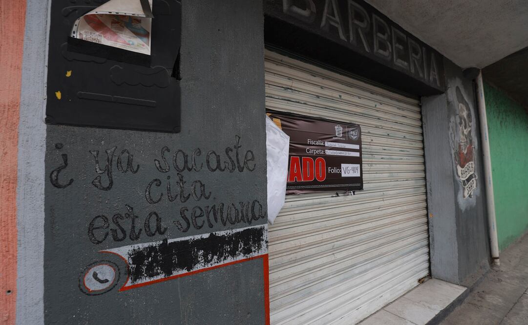 Dueños de barberías piden la devolución de sus locales.	Foto: Alejandro Vargas / Estado de México