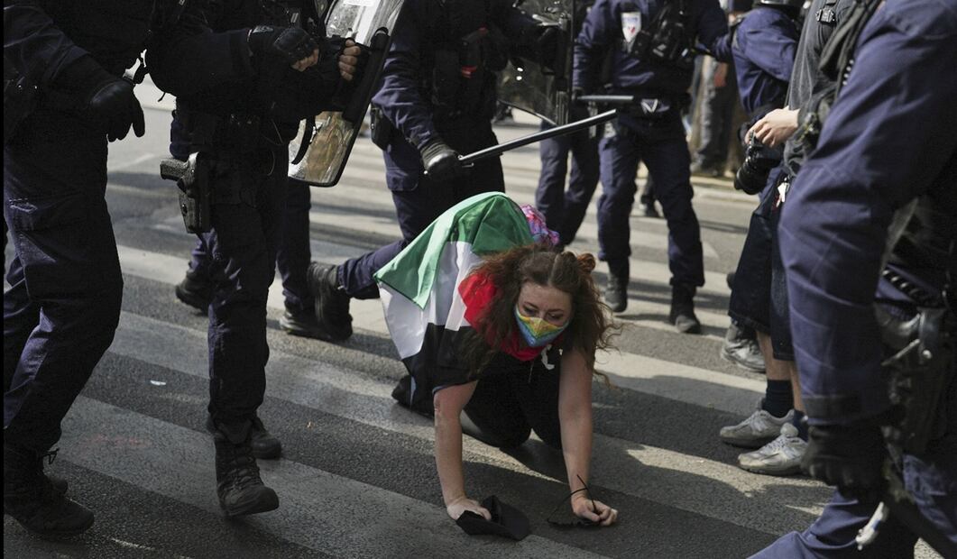 Una manifestante es reprimida por la policía durante los incidentes ocurridos en la manifestación del primero de mayo en París, Francia, el jueves 1 de mayo de 2025. Foto AP