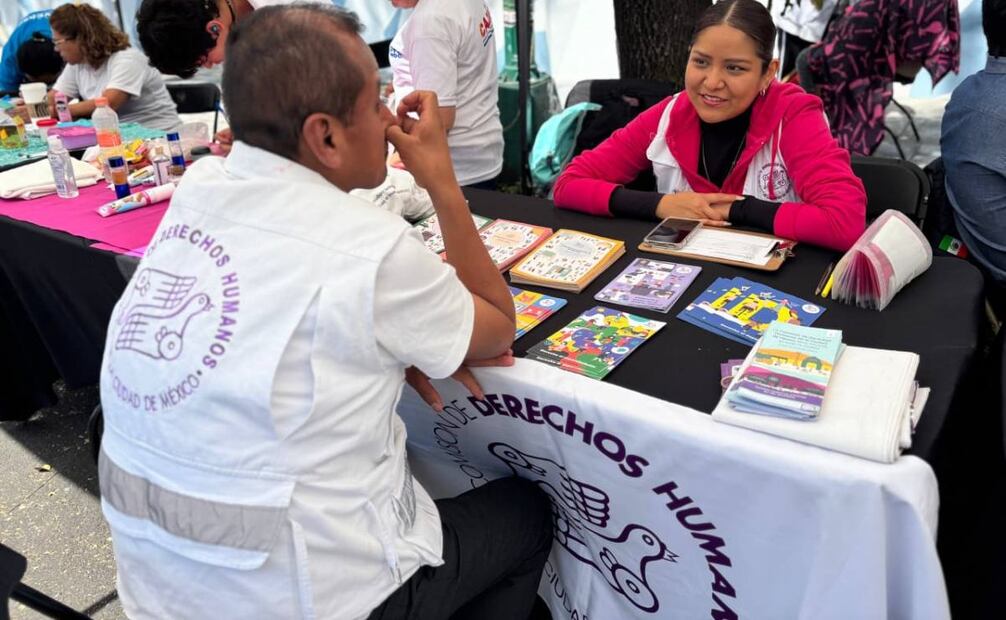 La Comisión de Derechos Humanos de la Ciudad de México brindó orientación a locatarios y visitantes sobre mecanismos de denuncia y acompañamiento. Foto: Especial.