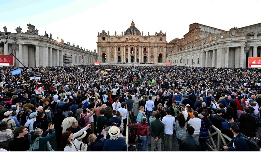 Miles observan al nuevo papa León XIV durante su presentación en el balcón central de la Basílica de San Pedro, tras la clausura del cónclave, en El Vaticano, el 8 de mayo de 2025. Foto: AFP