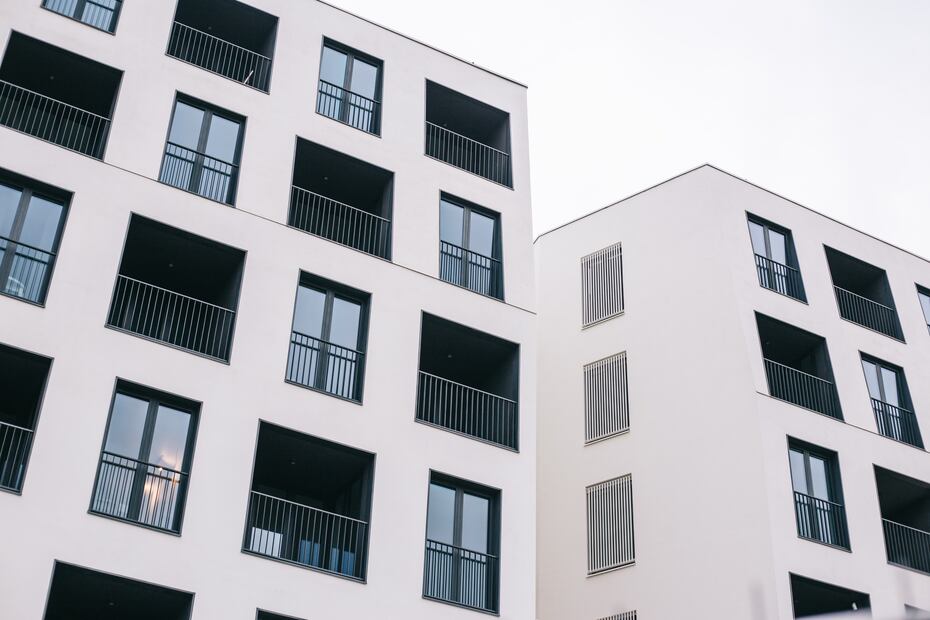 Hombre quita una columna de un edificio para mejor visibilidad (Fuente unsplash)