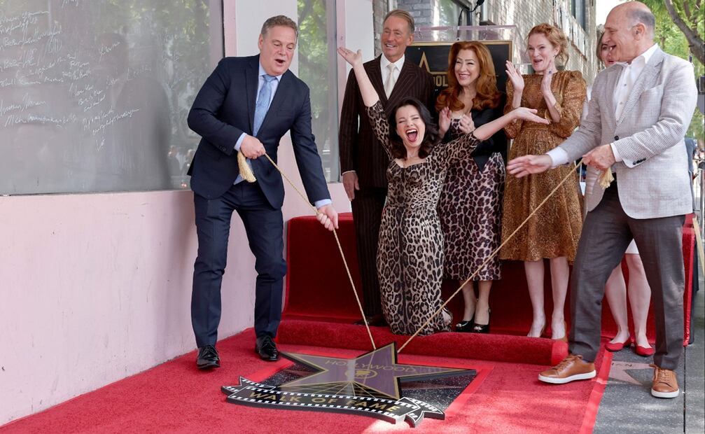 De izq. a der: Jerry Neuman, miembro del Comité Ejecutivo de la Cámara de Comercio de Hollywood, Peter Marc Jacobson, Fran Drescher, Lisa Ann Walter, Nicholle Tom y Steven Nissen, presidente y director ejecutivo de la Cámara de Comercio de Hollywood, asisten a la ceremonia de homenaje a Fran Drescher con una estrella en el Paseo de la Fama de Hollywood.
Foto: AFP.