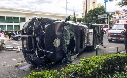 Vuelca patrulla tras choque en la Del Valle; hay dos policías lesionados