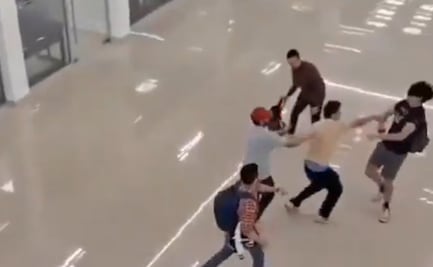 VIDEO Captan pelea en facultad de Universidad Autónoma de Nuevo León; alumnos defendían a compañera de exnovio acosador