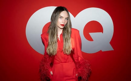 Belinda impone tendencia con elegante traje rojo con plumas
