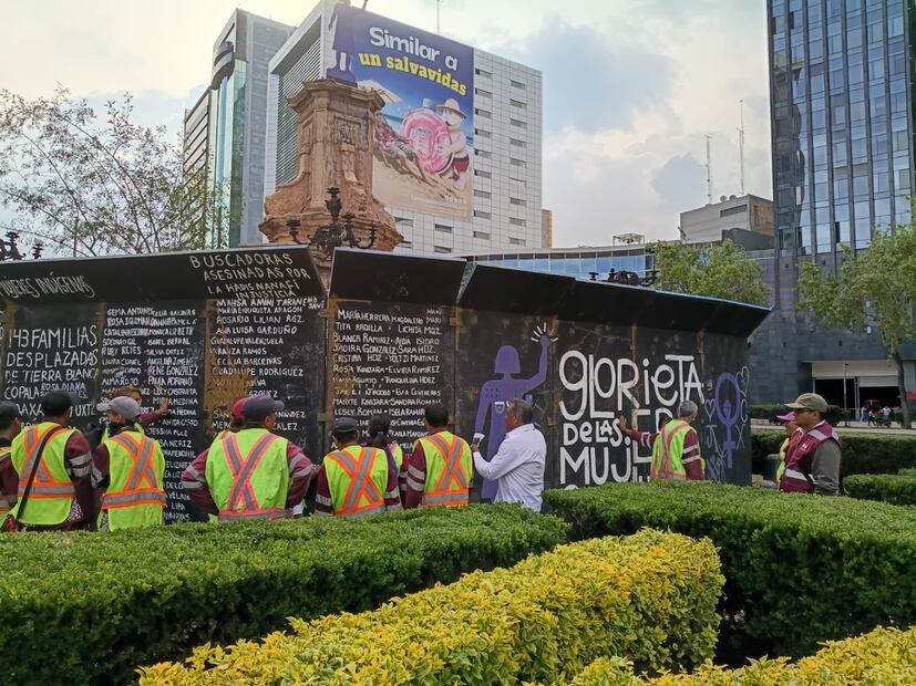 Poco después, la Secgob aseguró que el retiro del vallado fue por labores de limpieza. (Foto: @secgob cdmx)
