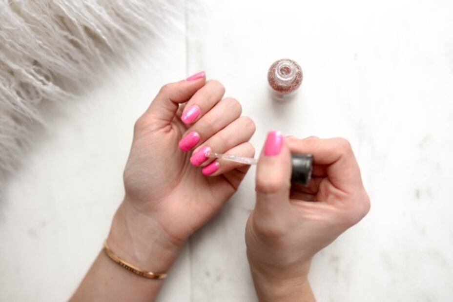 Problemas de salud que pueden provocar las uñas de gel y cómo evitarlos 