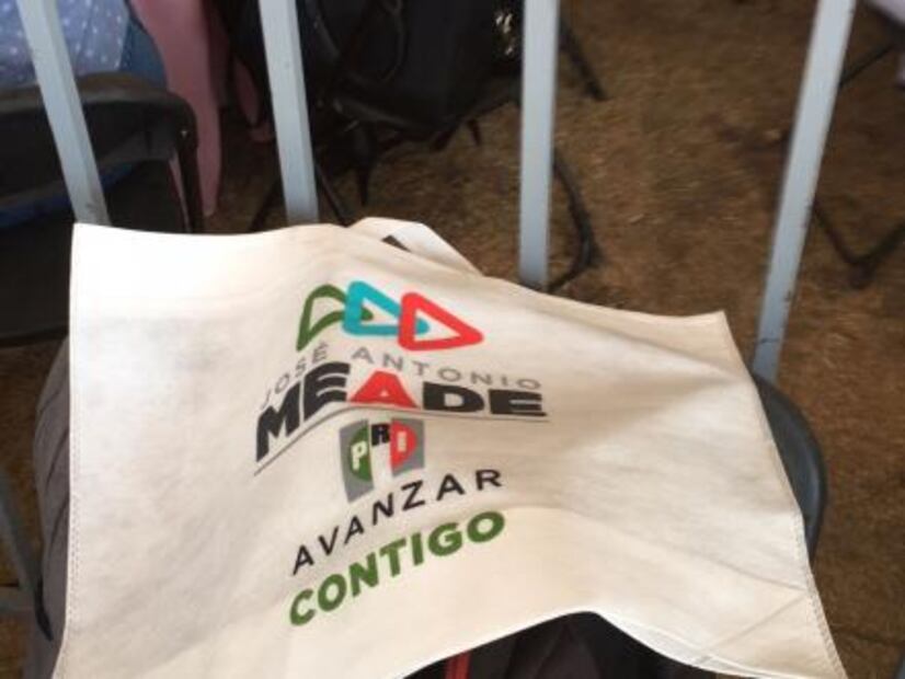 Agasaja José Antonio Meade a mamás con bolsas y ‘no te quemes’