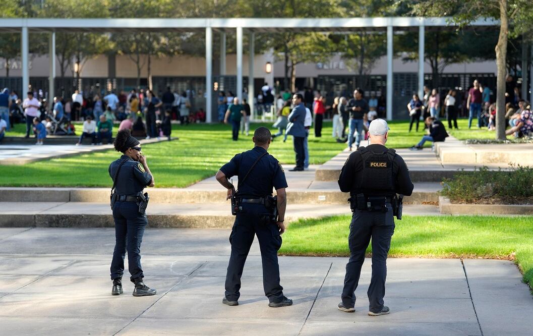 Policías resguardan la iglesia Lakewood en Houston, Texas, tras el tiroteo del 11 de febrero de 2024. FOTO: KAREN WARREN. AP