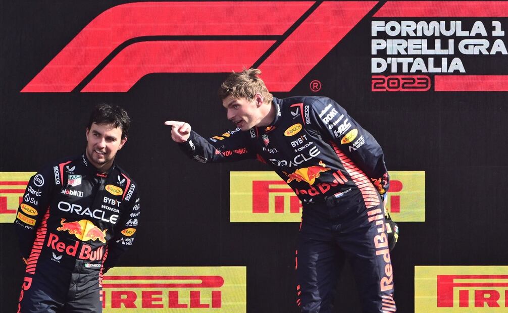 Checo Pérez y Max Verstappen durante la premiación del Gran Premio de Italia - Foto: AFP