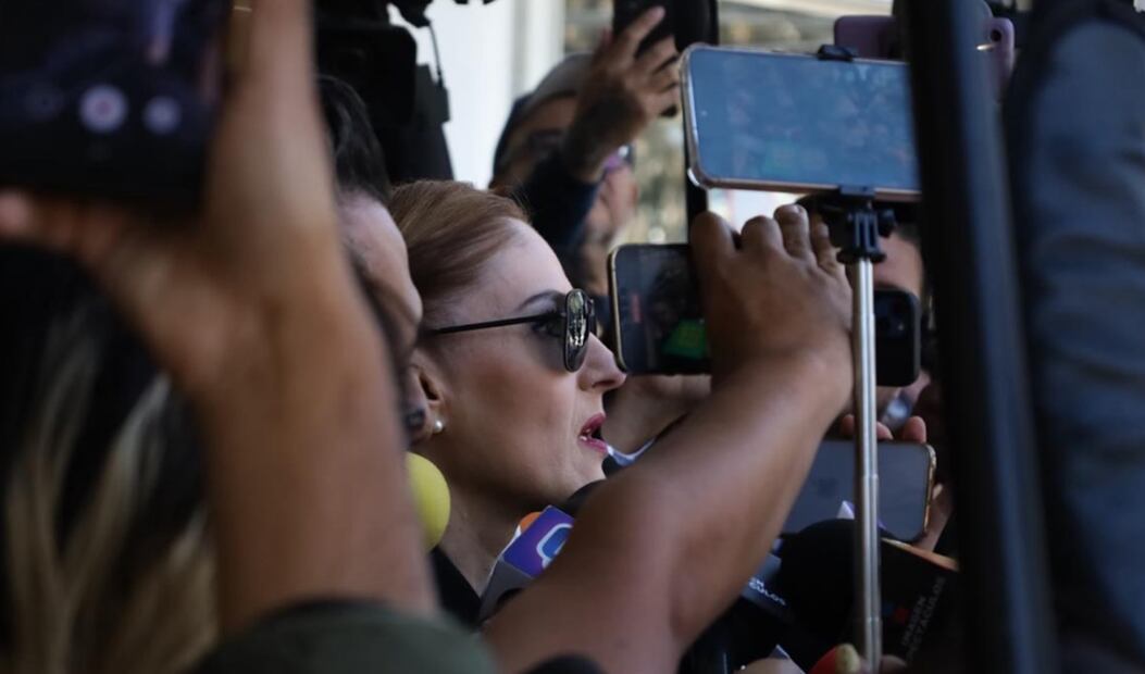La actriz Chantal Andere habla con la prensa durante funeral de la primera actriz. Foto: Yaretzy M. Osnaya /EL UNIVERSAL