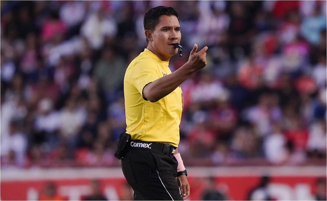 Fernando Guerrero dirigiendo un encuentro entre Necaxa y Toluca. FOTO: IMAGO7