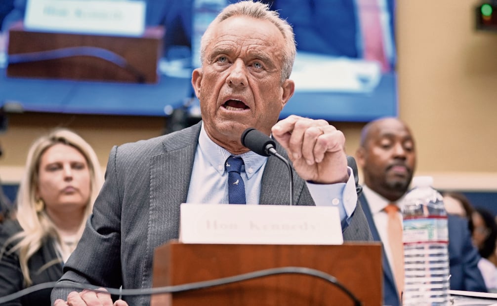 El secretario de Salud y Servicios Humanos, Robert F. Kennedy Jr., durante una audiencia ante el Comité de Energía y Comercio de la Cámara de Representantes, el 24 de junio pasado. Foto: Mariam Zuhaib / AP