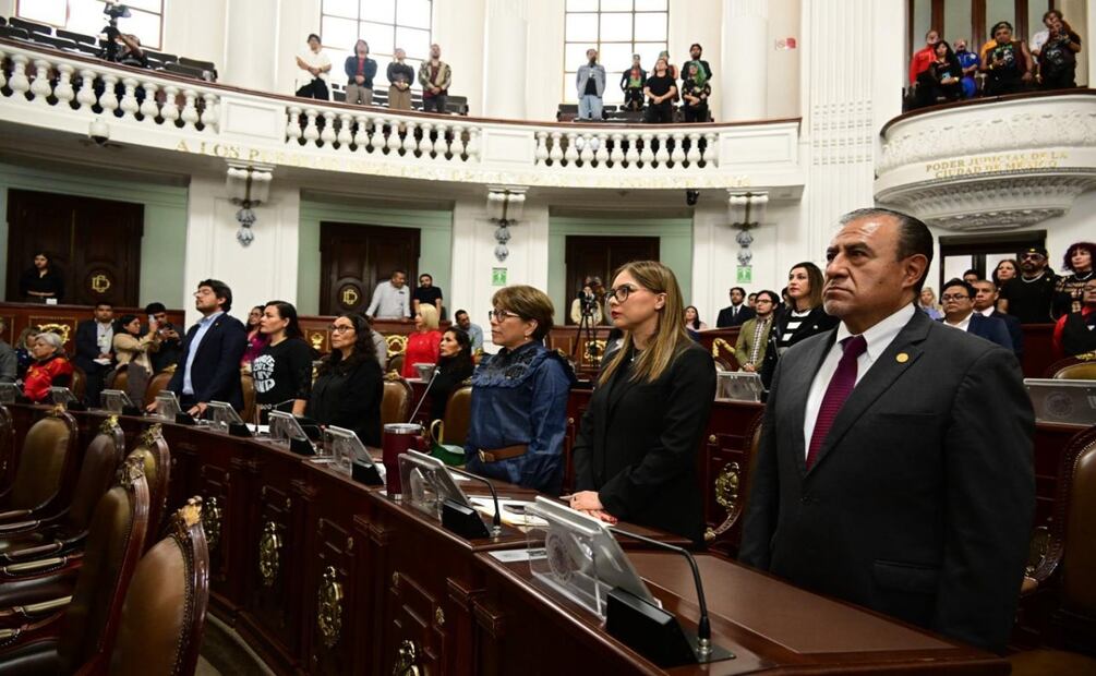 Congreso CDMX guarda minuto de silencio por víctimas de Iztapalapa; piden regular pipas con materiales peligrosos. Foto: Especial