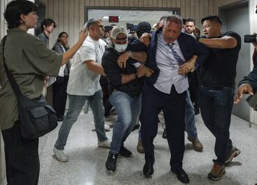 Arrestan a candidato demócrata frente a tribunal de inmigración en Nueva York; acompañaba a algunas personas a audiencias