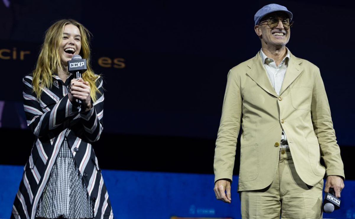 Milly Alcock y el director Craig Gillespie en la CCXP México 2026. Foto: Hugo Salvador/ EL UNIVERSAL.