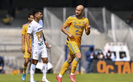 Carlos González es captado entonando el himno Universitario de los Pumas 