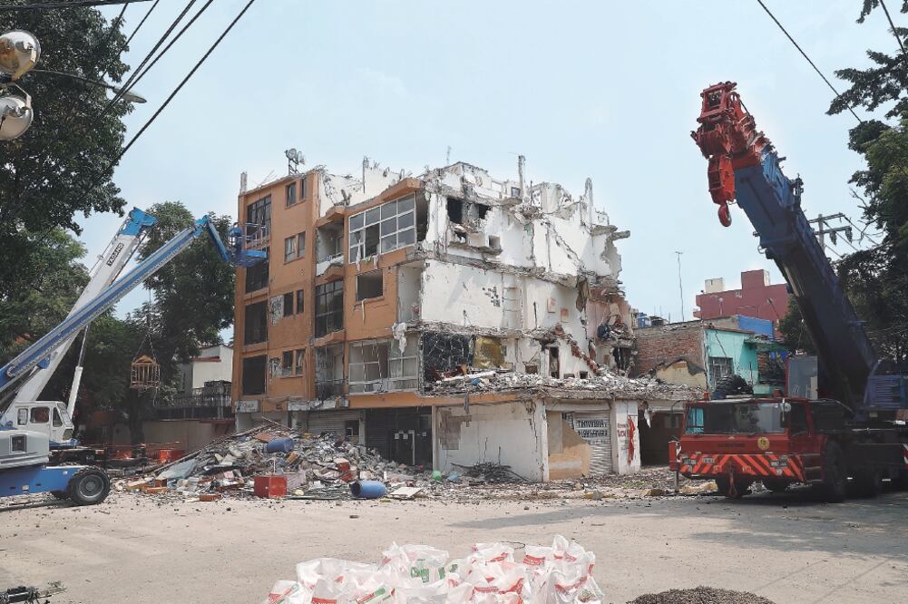 Las obras en la Ciudad de México, a consecuencia del terremoto, están en la etapa de demolición; un ejemplo es el edificio en Concepción Béistegui y Yácatas (LUIS CORTÉS. EL UNIVERSAL)
