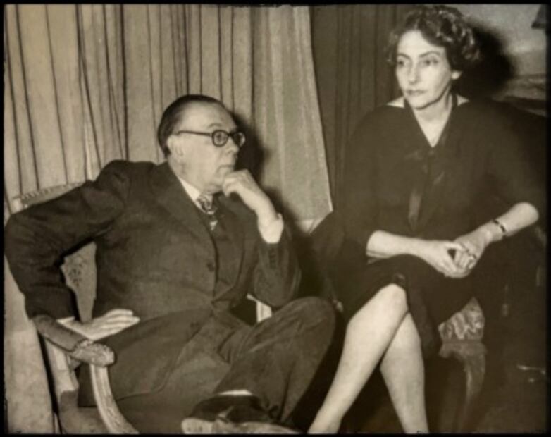 Borges, junto a Luisa Mercedes Levinson con quien coescribió el cuento “La hermana de Eloísa”, publicado en 1955. Crédito: Zenda libros