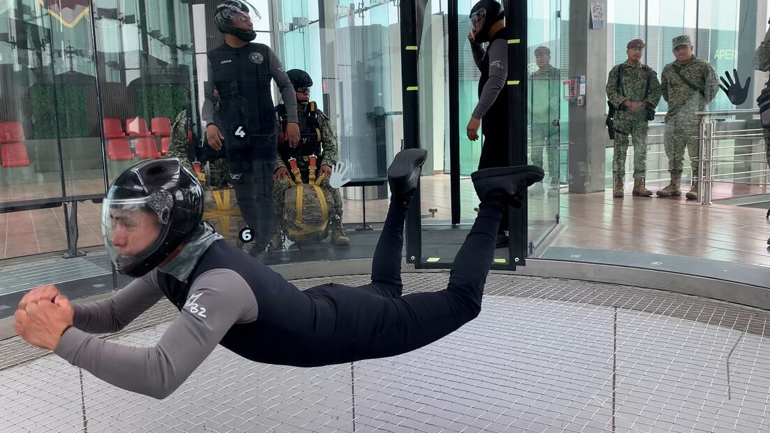 Fuerza Aérea Mexicana usa simulador de caída libre para adiestramiento militar