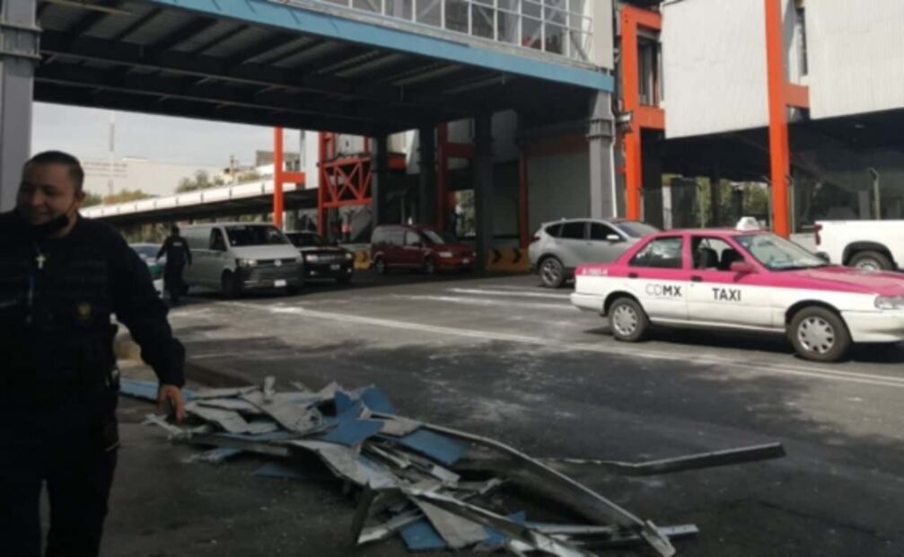 Cae plafón de puente peatonal del Metro Villa de Cortés y daña dos autos