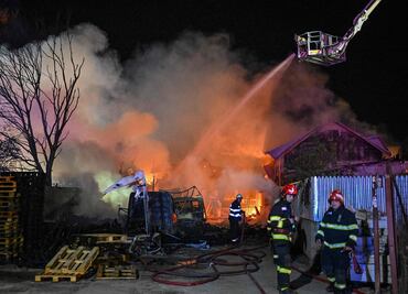 Suman dos muertos y 56 heridos por explosiones en una planta de gas en Rumania