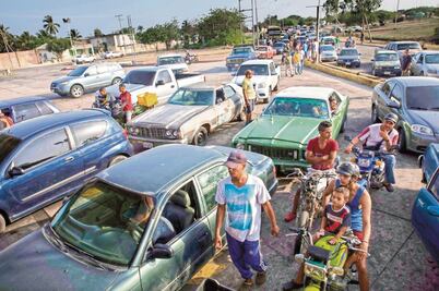 Escasez de gasolina provoca largas filas