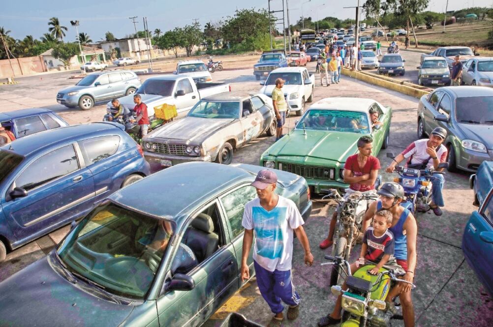 Decenas de conductores tuvieron que aguardar formados frente a las gasolineras casi 24 horas para poder cargar sus tanques, en Cabimas. / RODRIGO ABD. AP