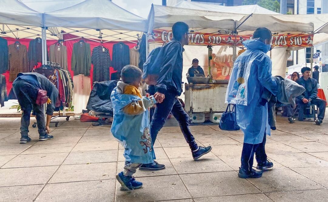 Durante un recorrido por la avenida Ribera de San Cosme se observaron puestos de ropa, comida, de gorra, lentes, entre otros productos.Fotos: Axel Sánchez | El Universal