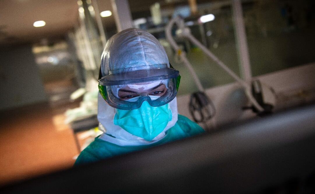 A healthcare worker checks a monitor while attending to a COVID-19 coronavirus patient  - Photo: Miguel Riopa/AFP
