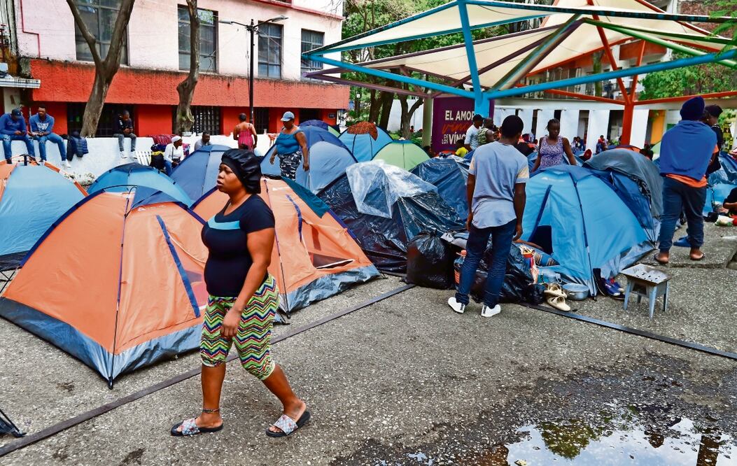 Migrantes han creado un campamento en la plaza Giordano Bruno, cercana del Instituto Nacional de Migración.